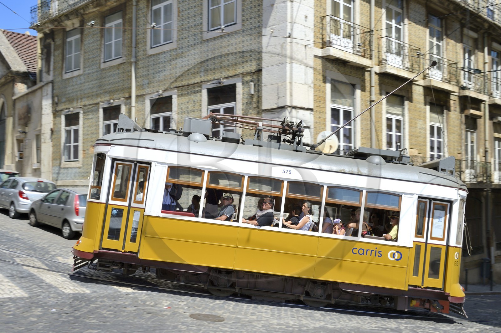 Portugal, Lisbonne, quartier du Bairro Alto, le célèbre tramway (electricos) 28