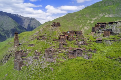 Géorgie, Kakheti, Parc national de Touchétie, vallée de la rivière Alazani dans les montagnes de Pirikiti, village perché de Kvavlo au dessus de Dartlo (vue aérienne)