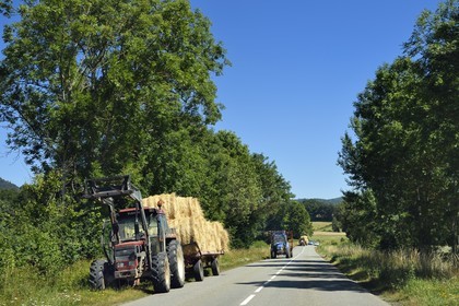 France, Puy-de-Dôme (63), Saint-Ours-les-Roches, tracteur avec bales de foin