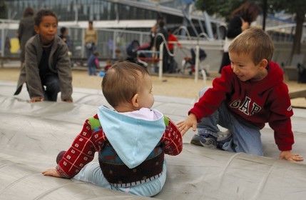 France, Paris (75), Parc de la Villette, terrain de jeux pour les enfants