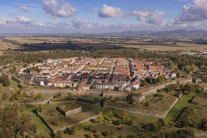 France, Haut-Rhin (68), Neuf-Brisach, ville fortifiée par Vauban, classée Patrimoine Mondial de l'UNESCO, la Porte de Belfort au sud-ouest et la Forêt Noire en arrière plan (vue aérienne)