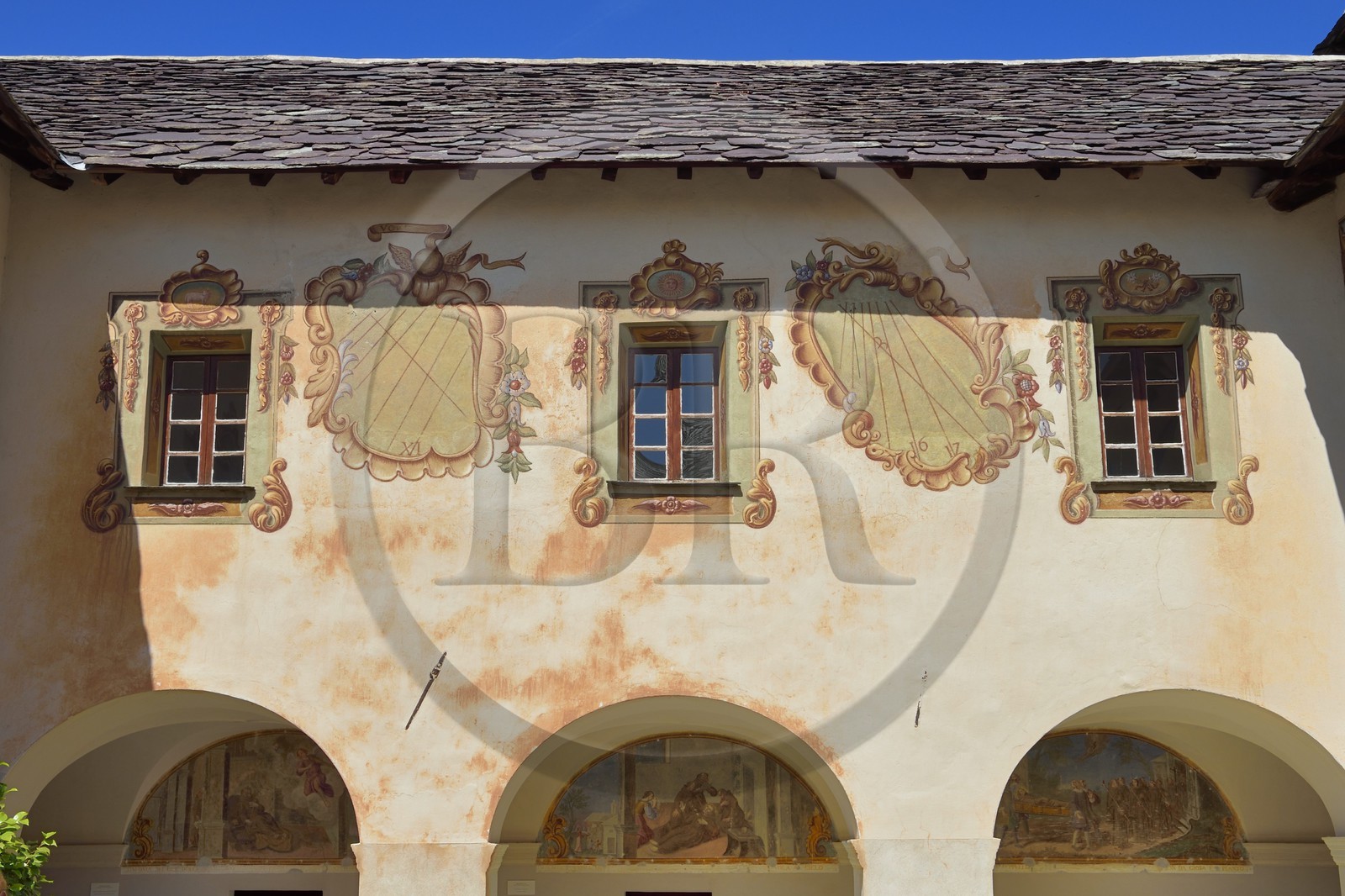 France, Alpes-Maritimes (06), vallée de la Roya (arrière-pays niçois), au pied du parc national du Mercantour, Saorge, deux des neuf cadrans solaires peints sur les arcades du cloître du monastère de Saorge (Centre des monuments nationaux) ancien Couvent Franciscain Notre-Dame-des-Miracles