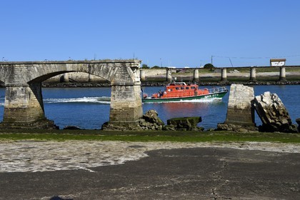 France, Pyrénées-Atlantiques (64), Pays-Basque, Anglet, embouchure de l'Adour qui est l'accès à la mer du port de Bayonne, bateau de la Société Nationale de Sauvetage en Mer
