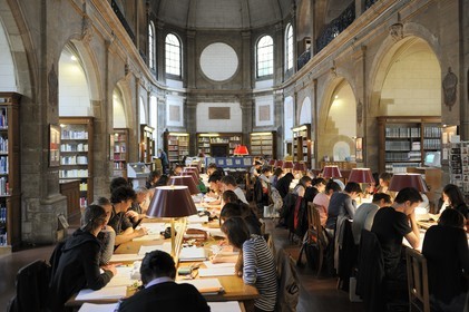 France, Côte d'Or (21), Dijon, Bibliothèque municipale, la salle de lecture dans l'ancienne chapelle du Collège des Godrans