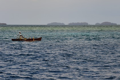 France, Ile de Mayotte, Grande-Terre, pecheur en pirogue en bordure du lagon sur la côte Est