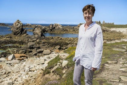 France, Finistère (29), Mer d'Iroise, Ile d'Ouessant, l'éditrice Helene Prigent en promenade à la Pointe de Pern