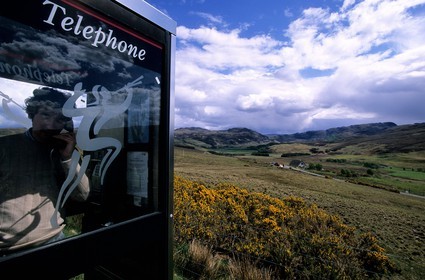 Royaume-Uni, Ecosse, région des Highlands, région d'Ullapool, cabine téléphonique isolée