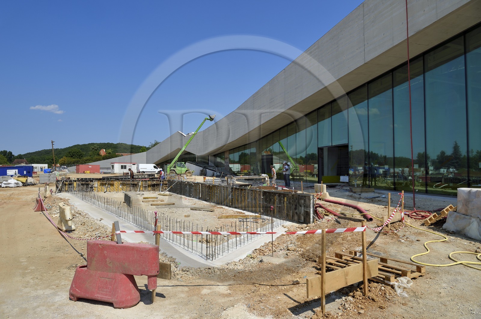 France, Dordogne (24), Montignac, chantier du futur Centre International de l'Art pariétal de Montignac-Lascaux (Lascaux 4) conçu par l'agence norvégienne d'architecture Snøhetta, la façade principale