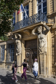 France, Bouches-du-Rhône (13), Aix en Provence, Cours Mirabeau, Hôtel Maurel de Pontevès (ou hôtel d'Espagnet) est un hôtel particulier du XVIIème siècle qui abrite actuellement le tribunal de commerce, atlantes soutenant le balcon