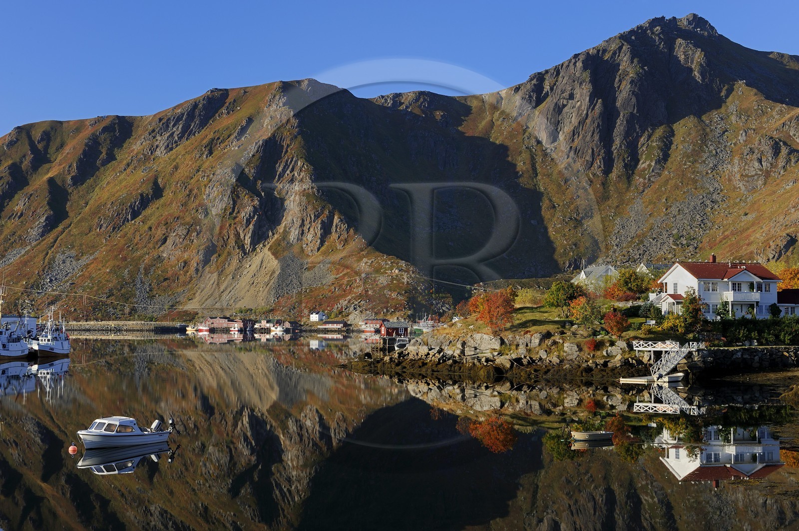 Norvège, Nordland, Iles Lofoten, port de pêche de Ballstad dans l'île de Vestvagoy