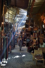 Maroc, Haut-Atlas, Marrakech, ville impériale, Médina classée Patrimoine Mondial de l'UNESCO, boutiques dans le souk du cuir