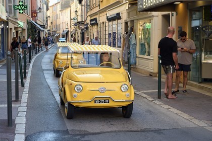 France, Var (83), Saint-Tropez, Fiat 500 cabriolet publicitaire arrivant sur le port de la rue du général Allard