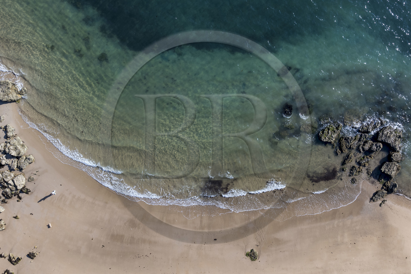 France, Vendée (85), Ile de Noirmoutier, Noirmoutier-en-l'Ile, le Bois de la Chaise, la plage de l'Anse Rouge (vue aérienne)