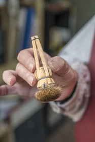 France, Hauts-de-Seine (92), Colombes, l'artiste et laqueur Isabelle Emmerique dans son atelier