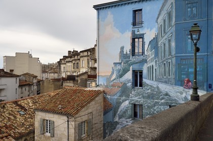 France, Charente (16), Angoulême, Boulevard Pasteur dans le centre historique, La fille des Remparts, mur peint d'après un dessin original de Max Cabanes et réalisé par la Cité de la création en 2004