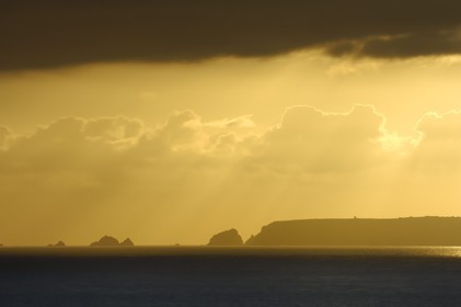 France, Manche (50), Cap de la Hague, Ile d'Alderney vue depuis le port de Goury