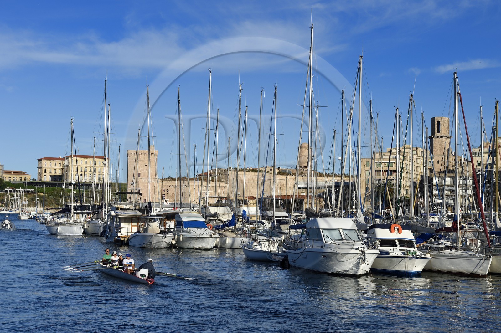 France, Bouches-du-Rhône (13), Marseille, Le Vieux Port, course d'aviron, Fort Saint Jean et palais du Pharo en arrière plan