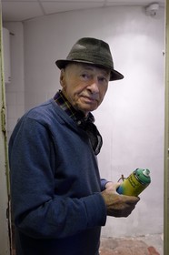 France, Paris (75), l'artiste Jacques Villeglé dans son atelier