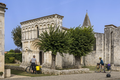 France, Charente-Maritime (17), Echillais, cyclistes faisant la véloroute devant l'église romane Notre-Dame du XIIe siècle classée monument historique