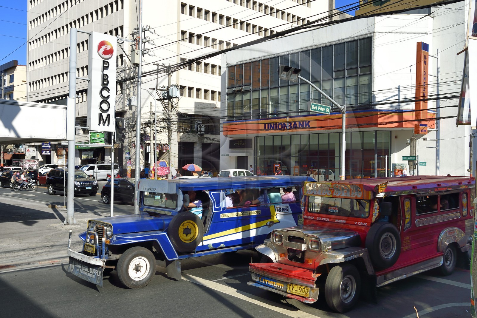 Philippines, Ile de Luzon, Manille, quartier Ermita,  jeepney (jeep allongée pour le transport de passagers)