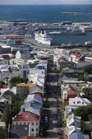 Islande, Reykjavik, la rue Skolavordustigur de la vieille ville menant au port