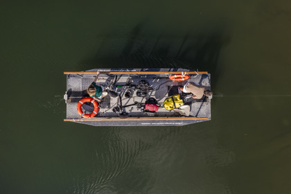 France, Deux-Sèvres (79), le Marais Poitevin, la Venise Verte, Magné, randonnée à bicyclette, passage de la Sèvre Niortaise à sur un des bateaux à chaines en libre accès (vue aérienne)