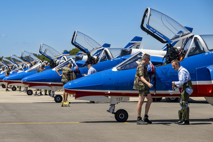 France, Bouches-du-Rhône (13), Salon-de-Provence, base aerienne 701, base de la Patrouille de France (PAF pour Patrouille acrobatique de France) de l'Armée de l'air et de l'espace française, le pilote, le capitaine Cédric Queyranne, termine de se préparer aux côtés de l'adjudant Nicolas Renard, son mécanicien, pour un vol à bord de son avion Alphajet