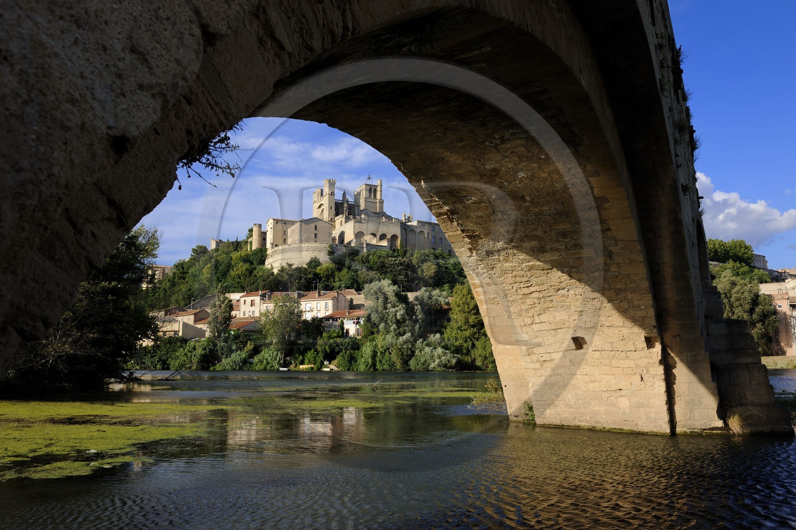 France, Hérault (34), Béziers, la cathédrale Saint Nazaire et le Pont-Vieux sur la rivière Orb