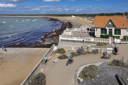 France, Vendée (85), Saint-Hilaire-de-Riez, cyclistes à Sion-sur-Mer située sur la Cote de Lumière (vue aérienne)