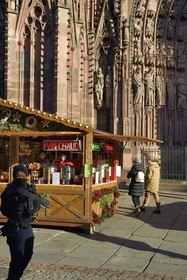 France, Bas-Rhin (67), Strasbourg, vieille ville classée au Patrimoine Mondial de l'UNESCO, marché de Noël (Christkindelsmarik) au pied de la Cathédrale Notre Dame, stand de vin chaud