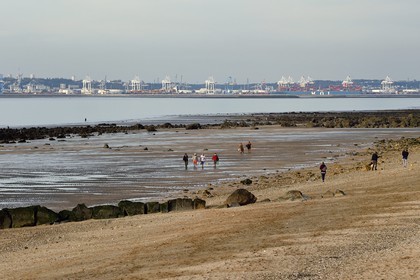 France, Calvados (14), Pays d'Auge, Trouville-sur-Mer, la plage des Roches Noires qui s’étend sur plusieurs kilomètres en direction d’Hennequeville et de Villerville, le port du Havre en arrière plan