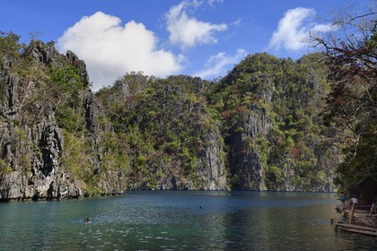 Philippines, Calamian Islands dans le nord de Palawan, Coron Island Natural Biotic Area, le lac Kayangan entouré de falaises abruptes et formations rocheuses karstique en calcaire du Permien
