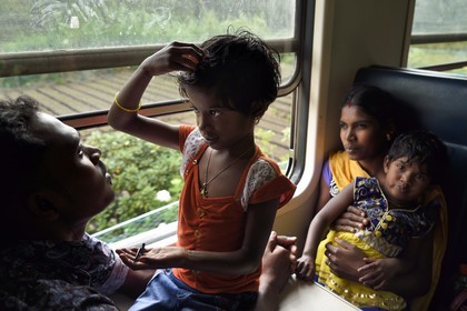 Sri Lanka, Province d'Uva, trajet en train dans la région montagneuse de la culture du thé entre Hatton et Ella, passagers du train vers Ambewela, père et sa fille