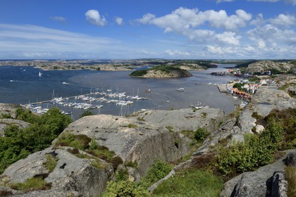 Suède, Västra Götaland, port de Fjällbacka, panorama depuis le sommet du rocher de Vetterberget sur les pas de Camilla Läckberg