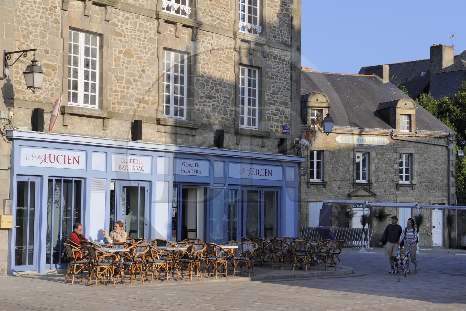 France, Loire-Atlantique (44), Guérande, café et créperie sur la place de l'église