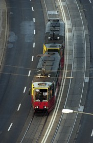 Pologne, Varsovie, tramway sur le pont Slasko-Dabrowski traversant la rivière Vistule
