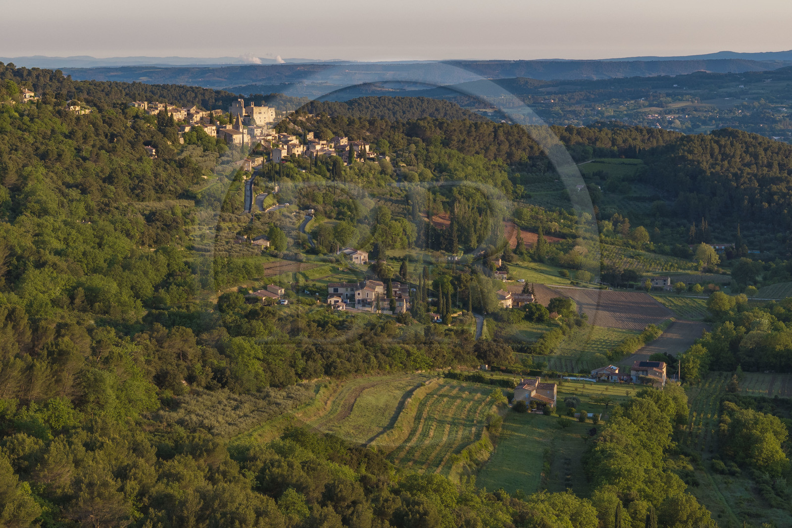 France, Vaucluse (84), Dentelles de Montmirail, le village perché de Crestet et son chateau du IXe siècle (vue aérienne)