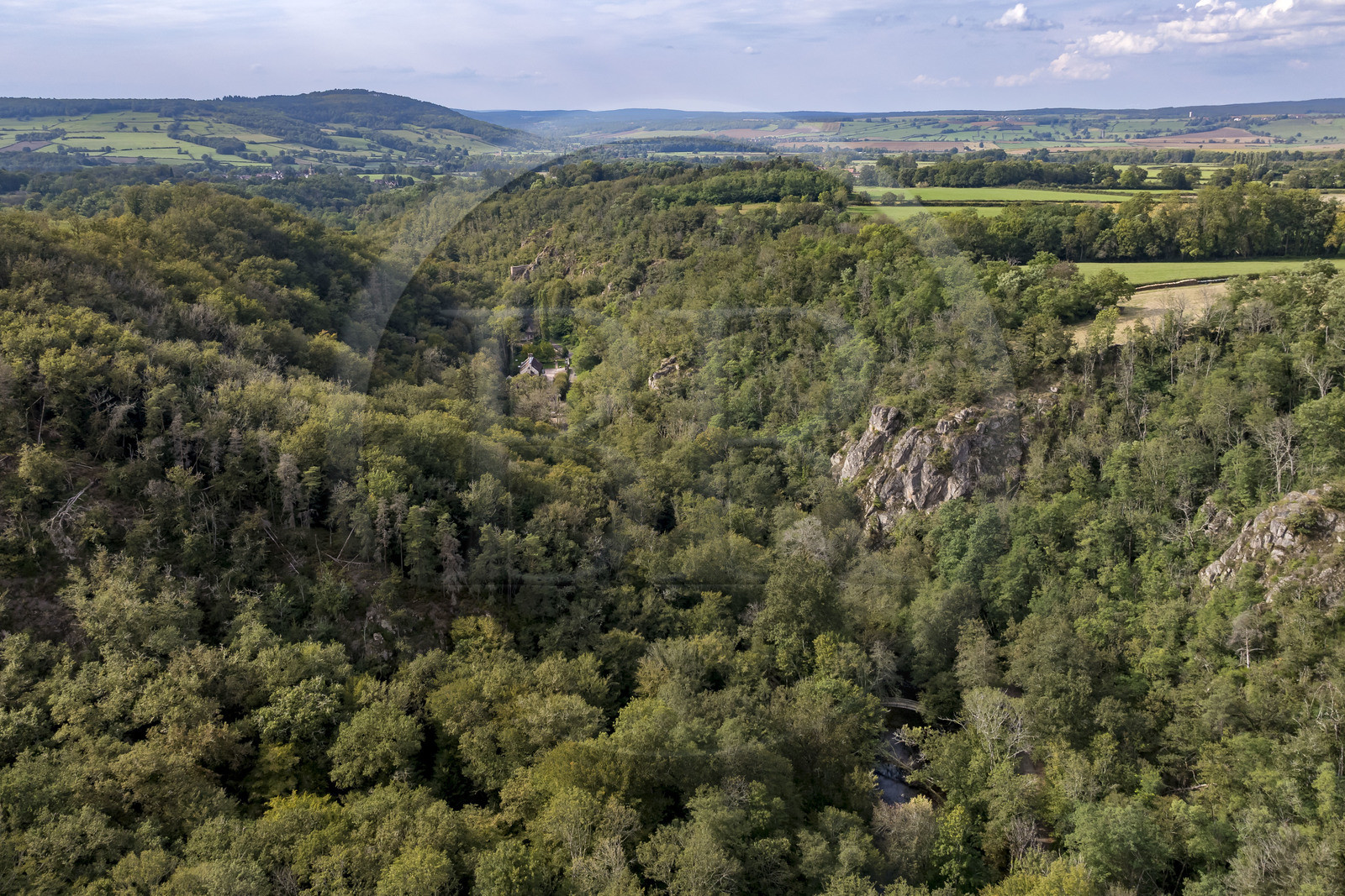 France, Yonne (89), la vallée de la rivière Cousin entre Pontaubert et Avallon (vue aérienne)