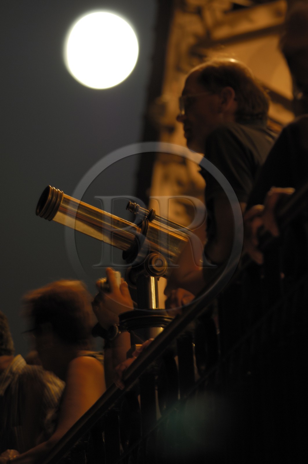 France, Paris (75), la Tour Eiffel, observation de Paris de nuit