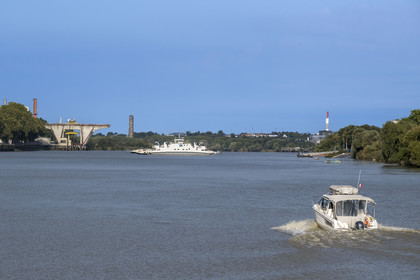 France, Loire-Atlantique (44), Indre, bac permettant la traversée de la Loire entre Basse Indre et Indret, l'ancienne fonderie d'Indret occupée par l'Unité Propulsion de Naval Group
