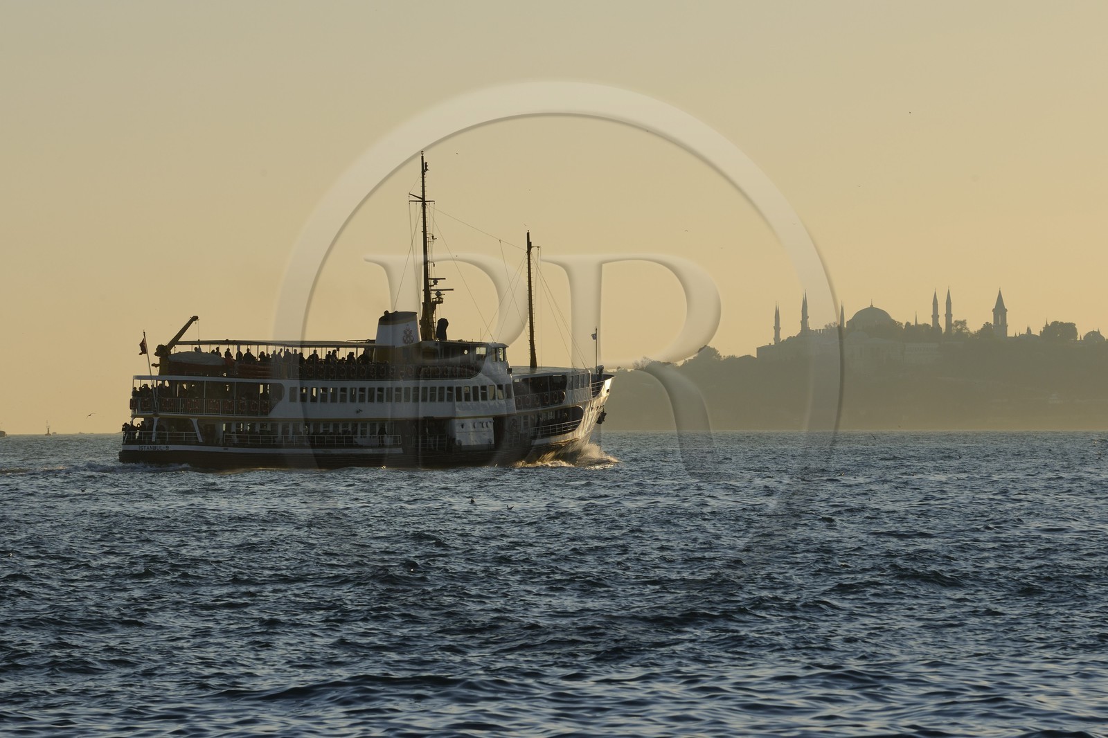 Turquie, Istanbul, ferry sur le Bosphore et la Corne d'Or en arrière plan