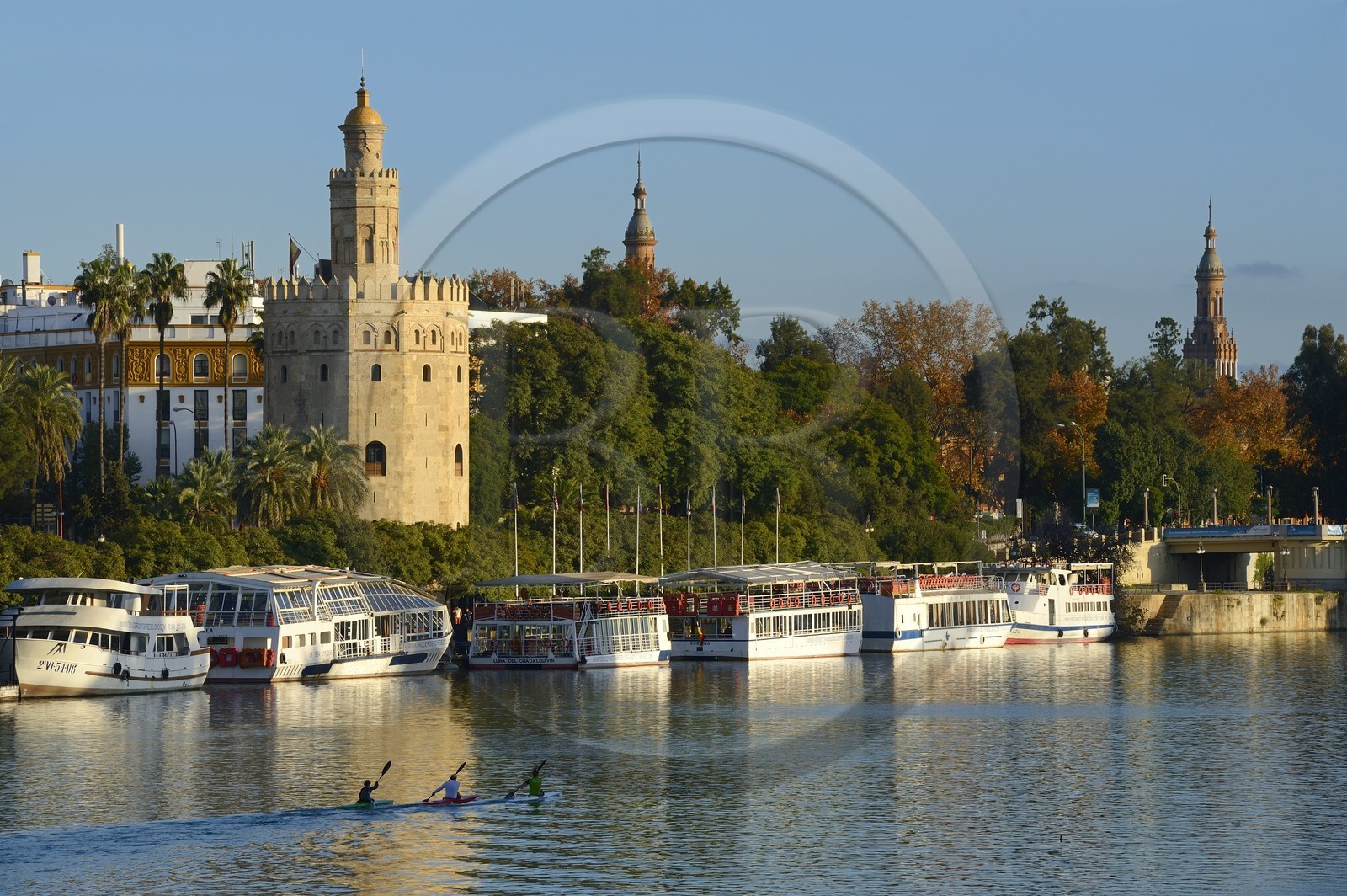 Espagne, Andalousie, Séville, en bordure du fleuve Guadalquivir, la Tour de l'Or (Torre del Oro), ancienne tour d'observation militaire construite au début du XIIIe siècle reconvertie en musée maritime