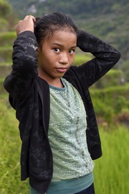Philippines, province d'Ifugao, les rizières en terrasses de Banaue autour du village de Cambulo, classées Patrimoine Mondial de l'UNESCO, Shimah 16 ans qui travaille aux champs