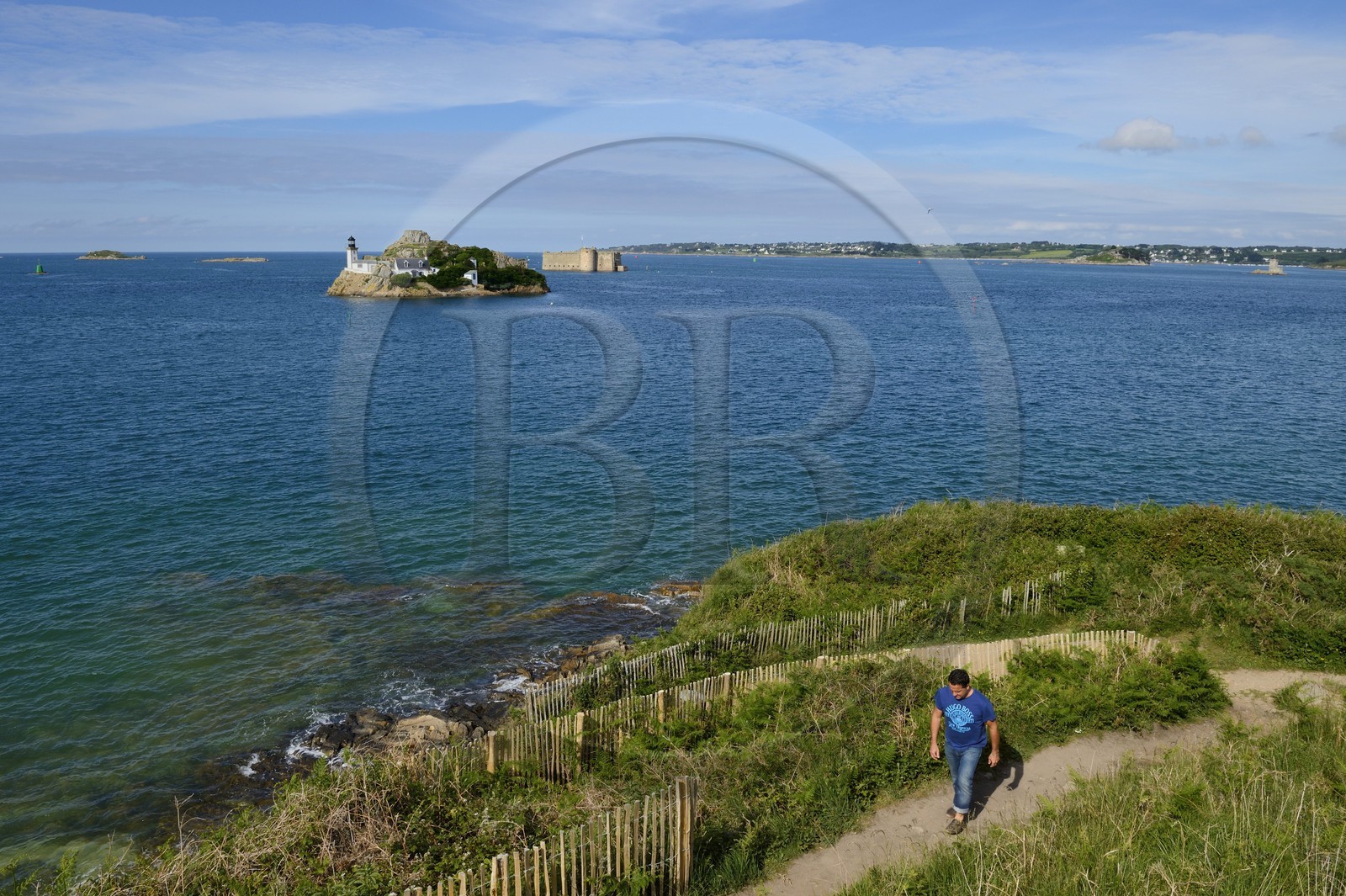 France, Finistère (29), baie de Morlaix, Carantec, maison-phare de l'Ile Louet et le château du Taureau construit par Vauban au XVIIe siècle depuis la plage de la Pointe de Penn al Lann