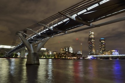 Royaume-Uni, Londres, le pont du millénaire ou Millenium Bridge, la Tate Modern à gauche et le One Blackfriars par l'architecte Ian Simpson à droite en arrière-plan