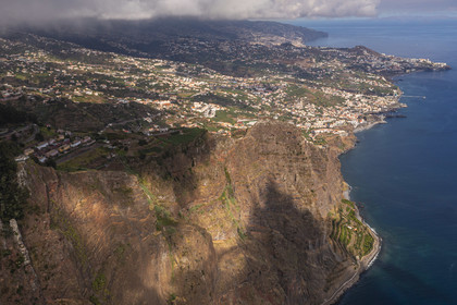 Portugal, Ile de Madère, Camara de Lobos, le belvédère du Cap Girao, plateforme en verre surplombant la deuxième falaise la plus haute du monde à 589 mètres de haut, champs cultivés au pied de la falaise (vue aérienne)
