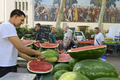 France, Rhône (69), Lyon, fresque sur la façade ouest de la Bourse du Travail sur la place Guichard, jour de marché