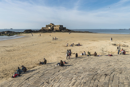 France, Ille-et-Vilaine (35), Côte d'Emeraude, Saint-Malo, Fort National conçu par Vauban et construit par Siméon Garangeau de 1689 à 1693, la plage de l'eventail à marée basse