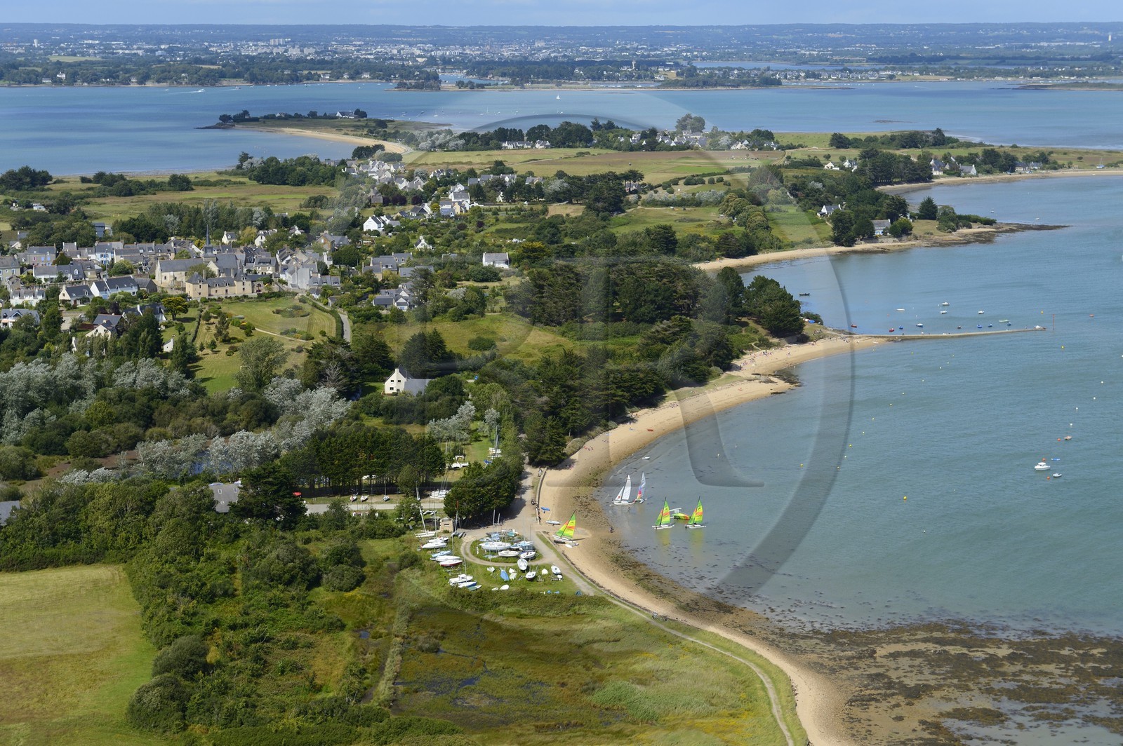 France, Morbihan (56), Golfe du Morbihan, Ile d'Artz, Le Bourg (vue aérienne)
