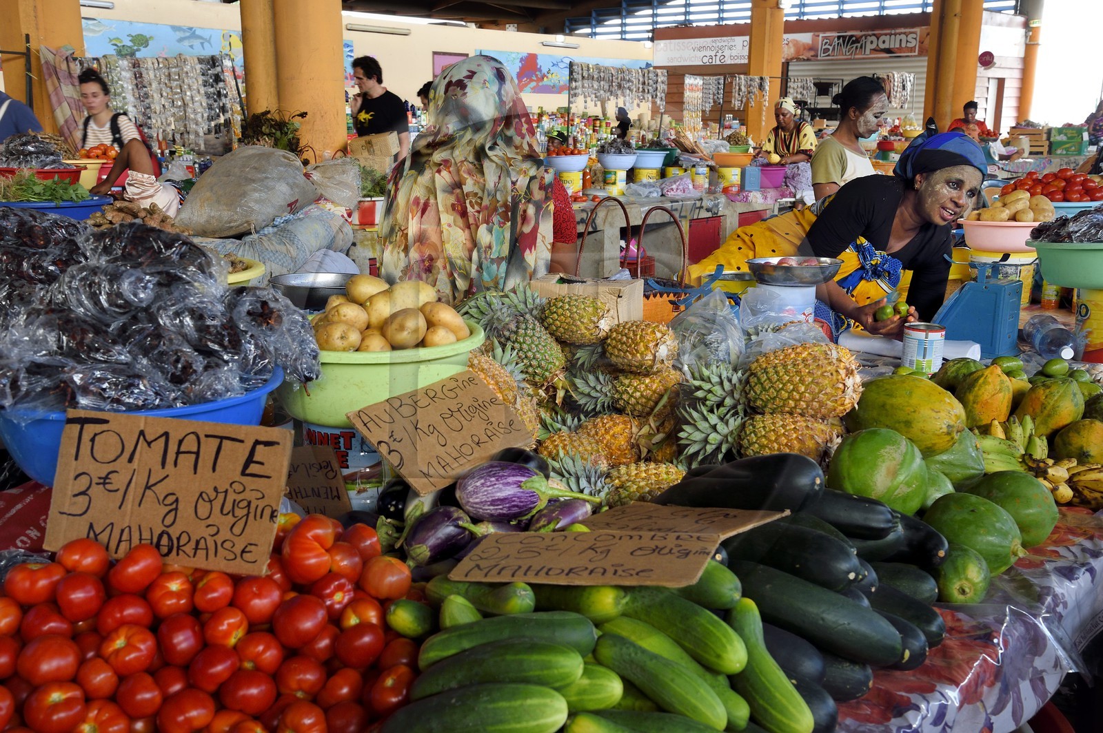 France, Ile de Mayotte, Grande-Terre, Mamoudzou, grand marché central au port, femmes mahorais portant un masque de beauté au bois de santal (le m'sindzano) derrière leurs étals de fruits et légumes